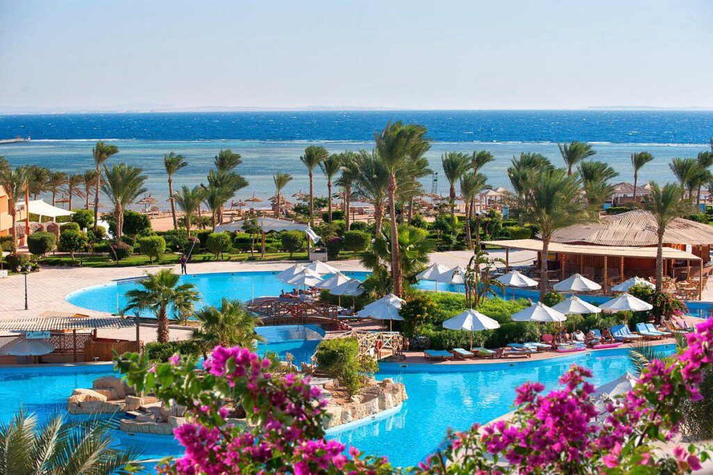 Overview zwembad en zee van Amwaj Oyoun Resort en Spa