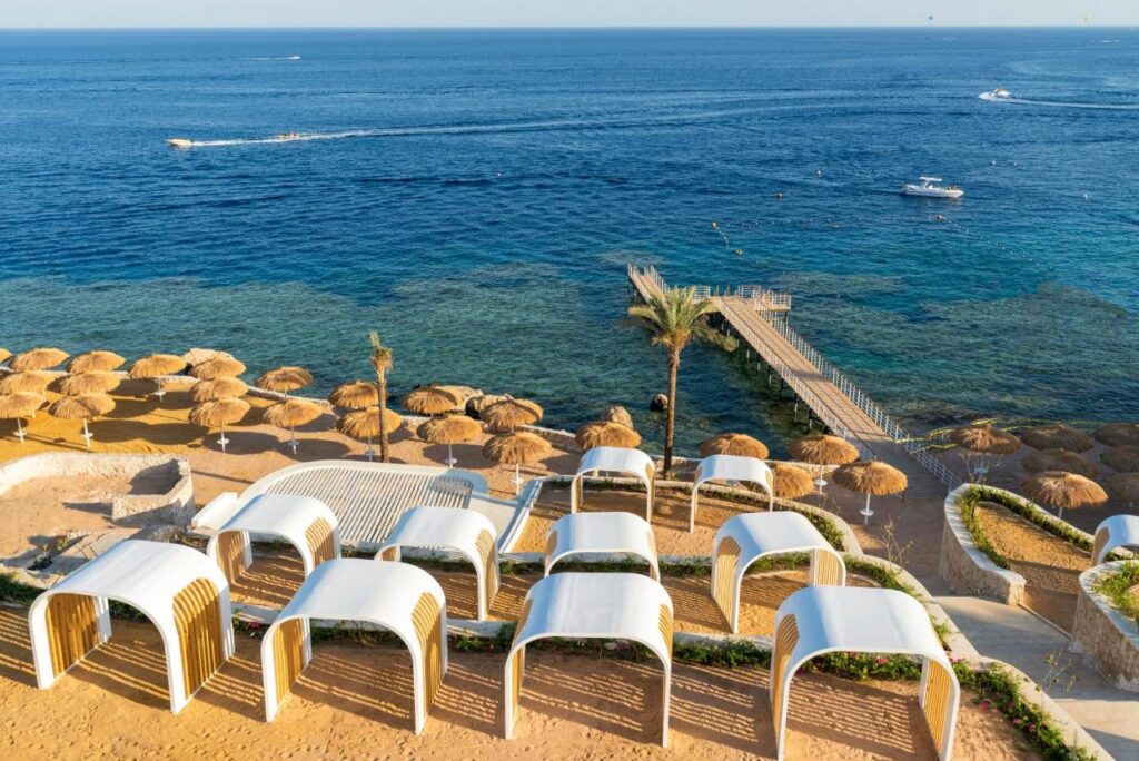 Het strand van het meraki resort in sharm el sheikh