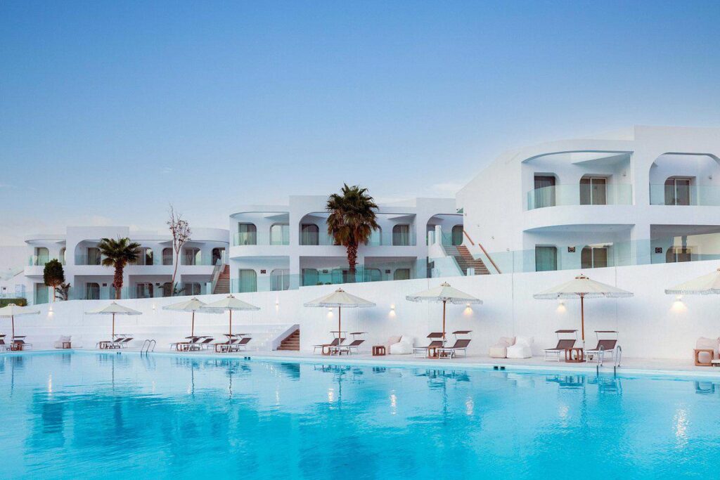 Zwembad met ligbedden van Meraki Resort Sharm el Sheikh