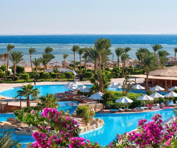 Overview zwembad en zee van Amwaj Oyoun Resort en Spa