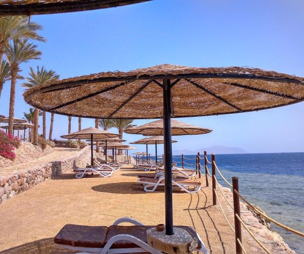 Strand met parasols van Grand Rotana Resort en Spa