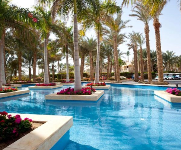 Zwembad van Grand Rotana Resort en Spa