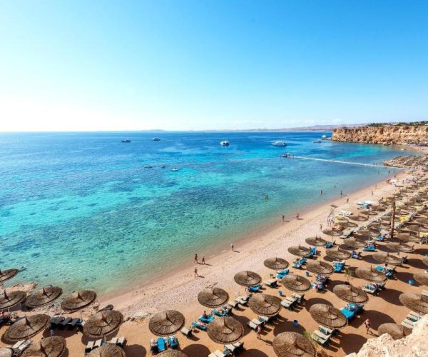 Overview van de zee en het strand van Reef Oasis Beach Resort