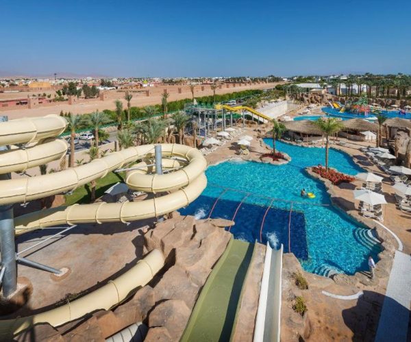 Zwembad met glijbanen van Reef Oasis Beach Resort