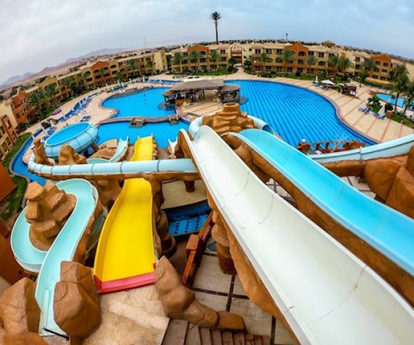 Zwembad met glijbanen van Regency Plaza Aqua Park en Spa Resort